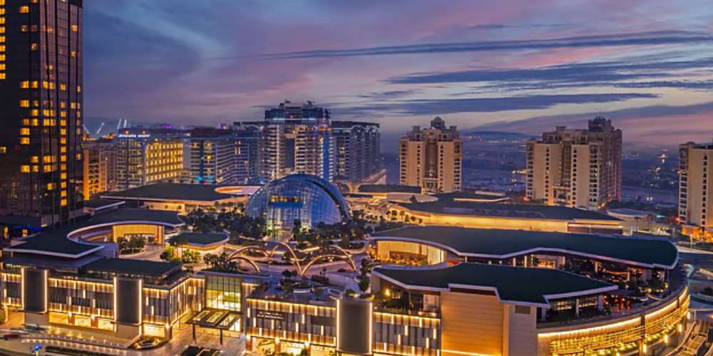 Palm-Jumeirah-Mall-Dubai-The-Ultimate-Tourist-Playground-on-Palm-Jumeirah
